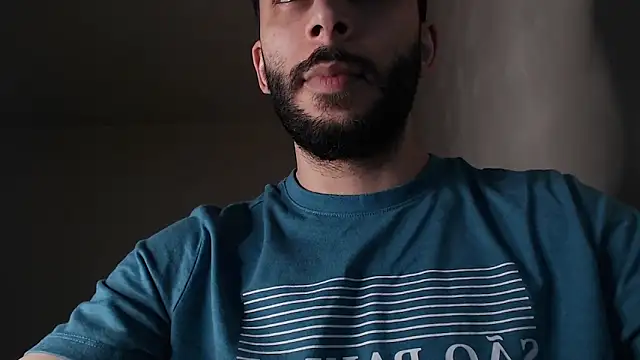 Snapshot of henryaxe chatting on March 5, 9:49 am henryaxe online show from March 5, 9:49 am