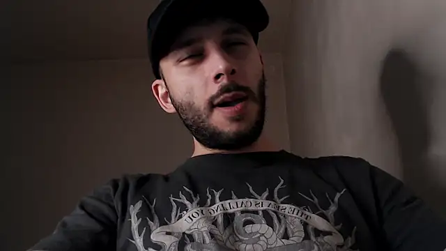 Snapshot of henryaxe chatting on March 31, 10:15 am henryaxe online show from March 31, 10:15 am