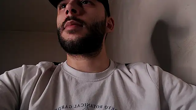 Snapshot of henryaxe chatting on April 4, 11:40 am henryaxe online show from April 4, 11:40 am