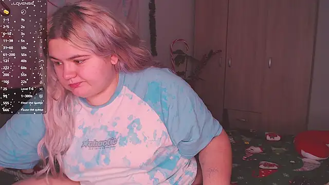 Freakcute  online show from December 18, 3:18 pm