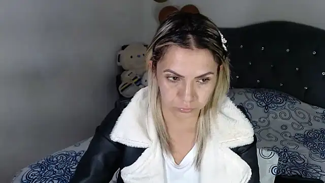 Snapshot of Chantal_hott chatting on February 18, 10:06 pm Chantal hott online show from February 18, 10:06 pm