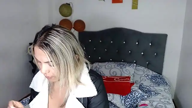 Snapshot of Chantal_hott chatting on February 22, 1:07 am Chantal hott online show from February 22, 1:07 am