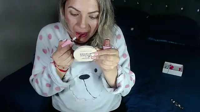 Snapshot of Chantal_hott chatting on March 7, 7:33 pm Chantal hott online show from March 7, 7:33 pm