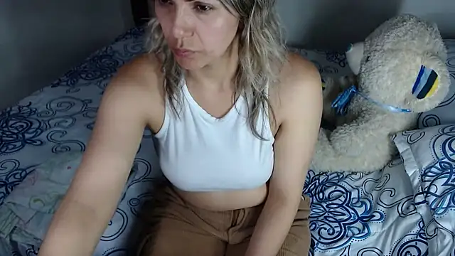 Snapshot of Chantal_hott chatting on April 12, 8:25 pm Chantal hott online show from April 12, 8:25 pm