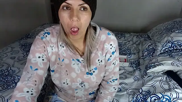 Snapshot of Chantal_hott chatting on April 19, 2:44 am Chantal hott online show from April 19, 2:44 am
