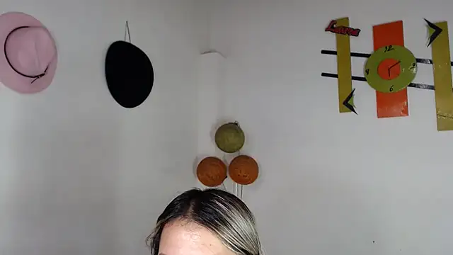 Snapshot of Chantal_hott chatting on April 20, 9:27 pm Chantal hott online show from April 20, 9:27 pm