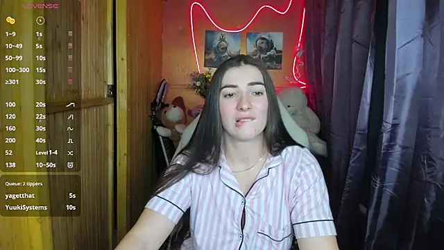 Fiery Brunette  online show from December 10, 1:22 pm