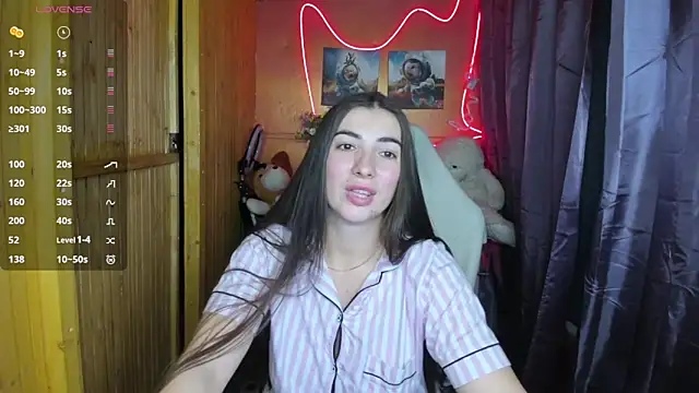 Fiery Brunette  online show from December 11, 2:22 pm
