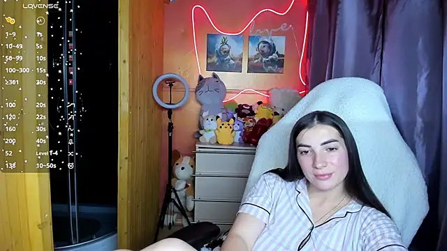 Fiery Brunette  online show from September 23, 3:15 pm