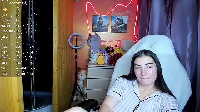 Fiery Brunette  online show from October 3, 4:15 pm