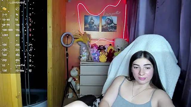 Fiery Brunette  online show from November 21, 12:59 pm