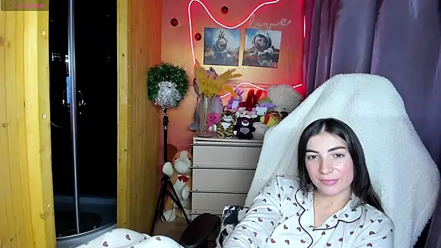 Fiery Brunette  online show from December 19, 3:30 pm