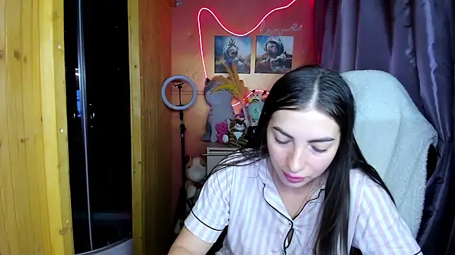 Fiery Brunette  online show from February 18, 4:30 am