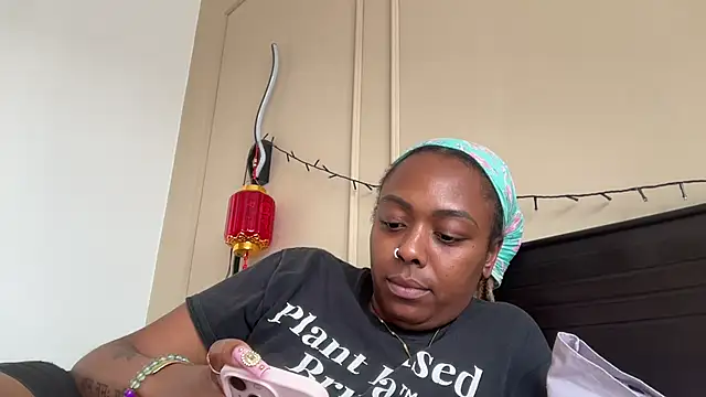 Snapshot of ChocolateCakeQueen chatting on February 9, 10:00 pm ChocolateCakeQueen online show from February 9, 10:00 pm