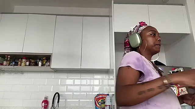 Snapshot of ChocolateCakeQueen chatting on February 10, 6:03 pm ChocolateCakeQueen online show from February 10, 6:03 pm