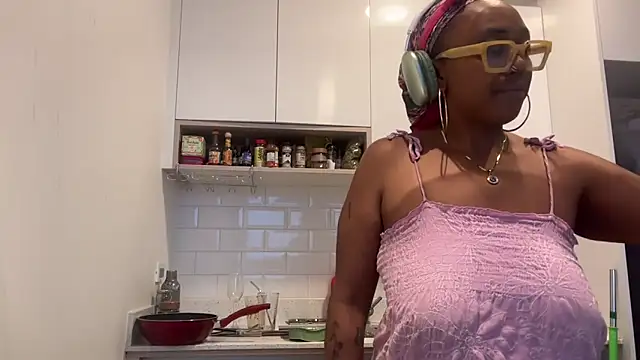 Snapshot of ChocolateCakeQueen chatting on February 11, 11:12 pm ChocolateCakeQueen online show from February 11, 11:12 pm
