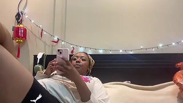 Snapshot of ChocolateCakeQueen chatting on February 16, 2:42 am ChocolateCakeQueen online show from February 16, 2:42 am