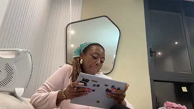 Snapshot of ChocolateCakeQueen chatting on February 19, 12:25 am ChocolateCakeQueen online show from February 19, 12:25 am