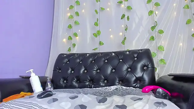 mara naughty4u online show from December 30, 4:40 pm