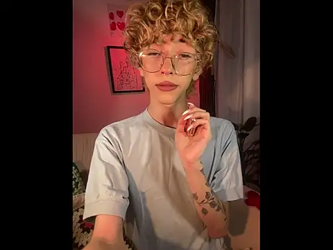 lyamthommpson online show from April 1, 2:01 am