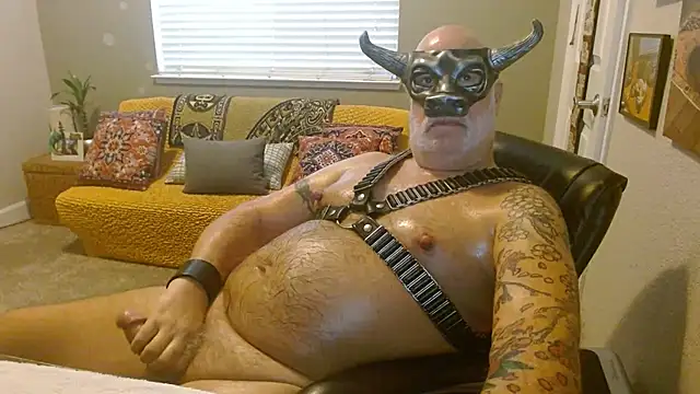 musclebearnips online show from October 16, 7:15 pm