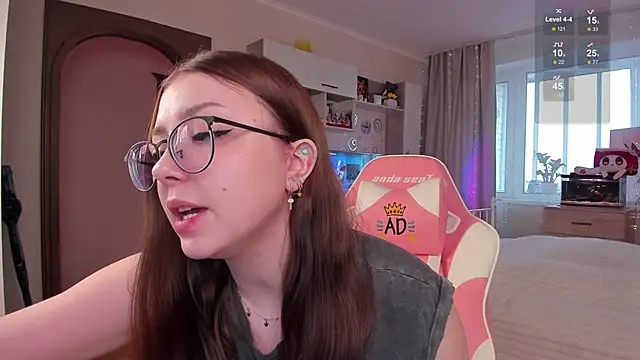 elisejays online show from February 1, 9:54 am