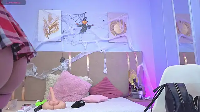 sarah cruzz  online show from October 22, 11:59 pm