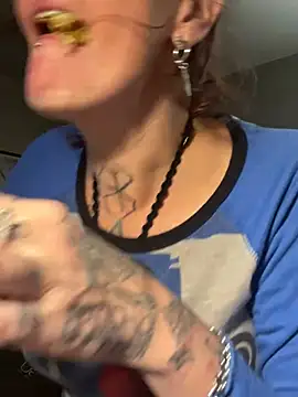 Snapshot of renegade_vyxxen chatting on December 23, 2:02 am renegade vyxxen online show from December 23, 2:02 am