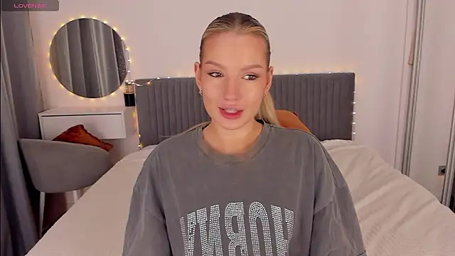 Snapshot of CassieRayss chatting on February 13, 5:03 am CassieRayss online show from February 13, 5:03 am