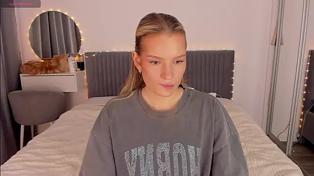 Snapshot of CassieRayss chatting on April 2, 2:37 pm CassieRayss online show from April 2, 2:37 pm