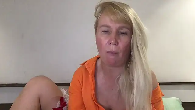 Snapshot of EmmaInLove23 chatting on January 31, 2:48 am EmmaInLove23 online show from January 31, 2:48 am