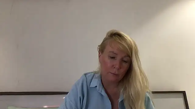 Snapshot of EmmaInLove23 chatting on February 11, 11:43 am EmmaInLove23 online show from February 11, 11:43 am