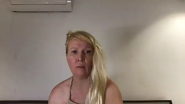 Snapshot of EmmaInLove23 chatting on February 22, 2:28 am EmmaInLove23 online show from February 22, 2:28 am