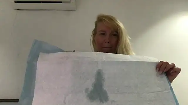 Snapshot of EmmaInLove23 chatting on March 4, 5:11 am EmmaInLove23 online show from March 4, 5:11 am