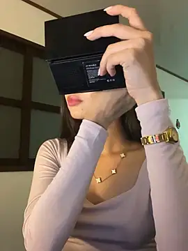 Coralinee 01 online show from May 16, 11:25 pm