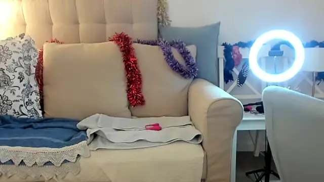 Snapshot of emmita69_ chatting on December 17, 6:31 pm emmita69 online show from December 17, 6:31 pm