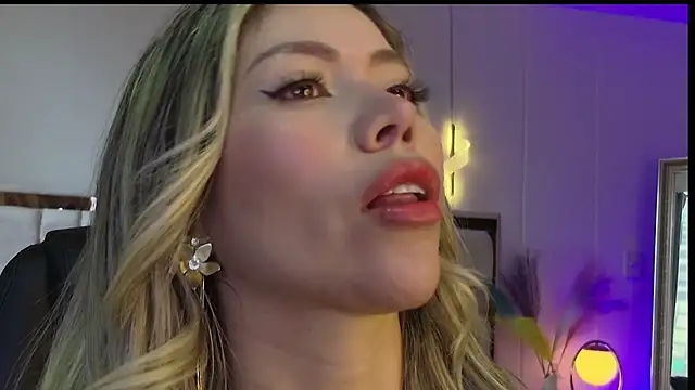 Snapshot of Ammy_Castro chatting on February 24, 10:19 pm Ammy Castro online show from February 24, 10:19 pm
