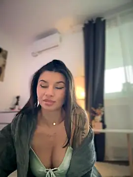 Snapshot of Simply_the_best chatting on October 3, 1:52 pm Simply the best online show from October 3, 1:52 pm