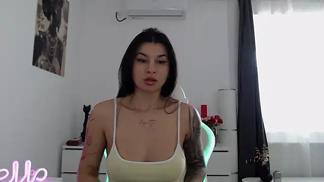 Snapshot of Simply_the_best chatting on October 24, 10:33 am Simply the best online show from October 24, 10:33 am