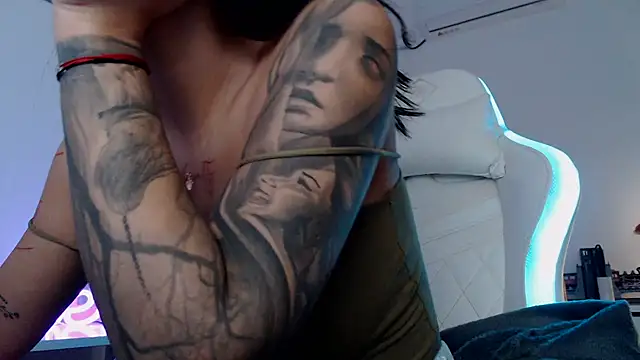 Snapshot of Simply_the_best chatting on November 11, 5:24 pm Simply the best online show from November 11, 5:24 pm