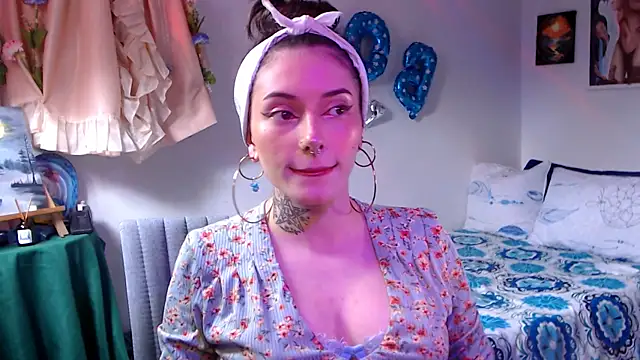LiliJones  online show from May 8, 8:25 pm
