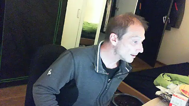 Snapshot of halebob@xh chatting on March 5, 8:32 pm halebobxh online show from March 5, 8:32 pm