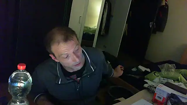 Snapshot of halebob@xh chatting on March 6, 1:27 am halebobxh online show from March 6, 1:27 am