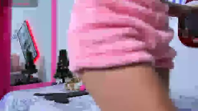 Snapshot of sexycharlottesamantha chatting on December 15, 1:35 am sexycharlottesamantha online show from December 15, 1:35 am