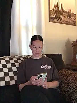 Snapshot of SidneyRaee chatting on March 9, 4:11 pm SidneyRaee online show from March 9, 4:11 pm