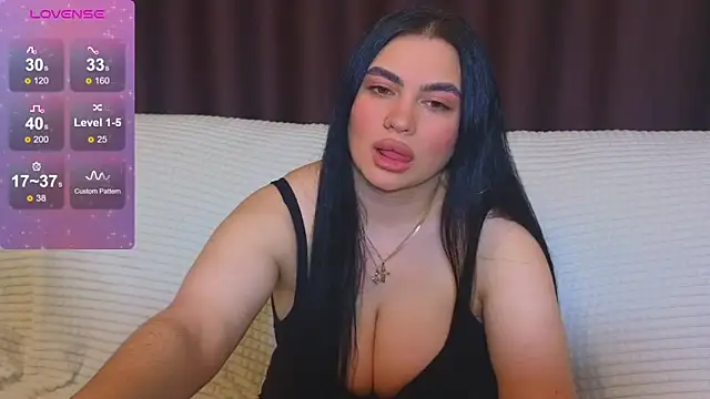 Snapshot of Nikki_Kardashian chatting on February 4, 1:23 am Nikki Kardashian online show from February 4, 1:23 am