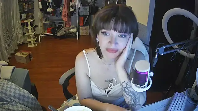 Snapshot of angelic_sg chatting on January 26, 1:52 am angelic sg online show from January 26, 1:52 am