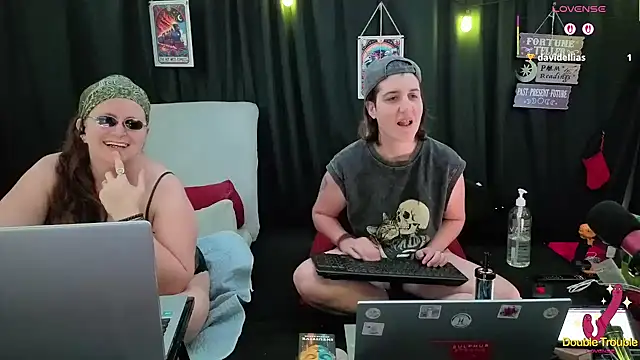 Snapshot of Sexy_Mama-69 chatting on November 27, 5:15 pm Sexy Mama-69 online show from November 27, 5:15 pm