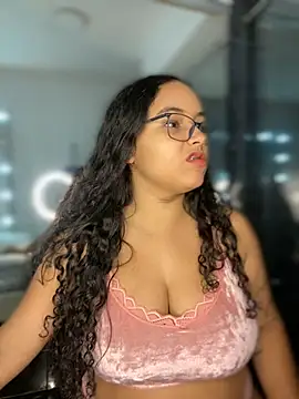 Snapshot of CurlyGirl_1 chatting on December 5, 12:00 pm CurlyGirl 1 online show from December 5, 12:00 pm