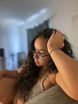 Snapshot of CurlyGirl_1 chatting on December 17, 6:09 pm CurlyGirl 1 online show from December 17, 6:09 pm